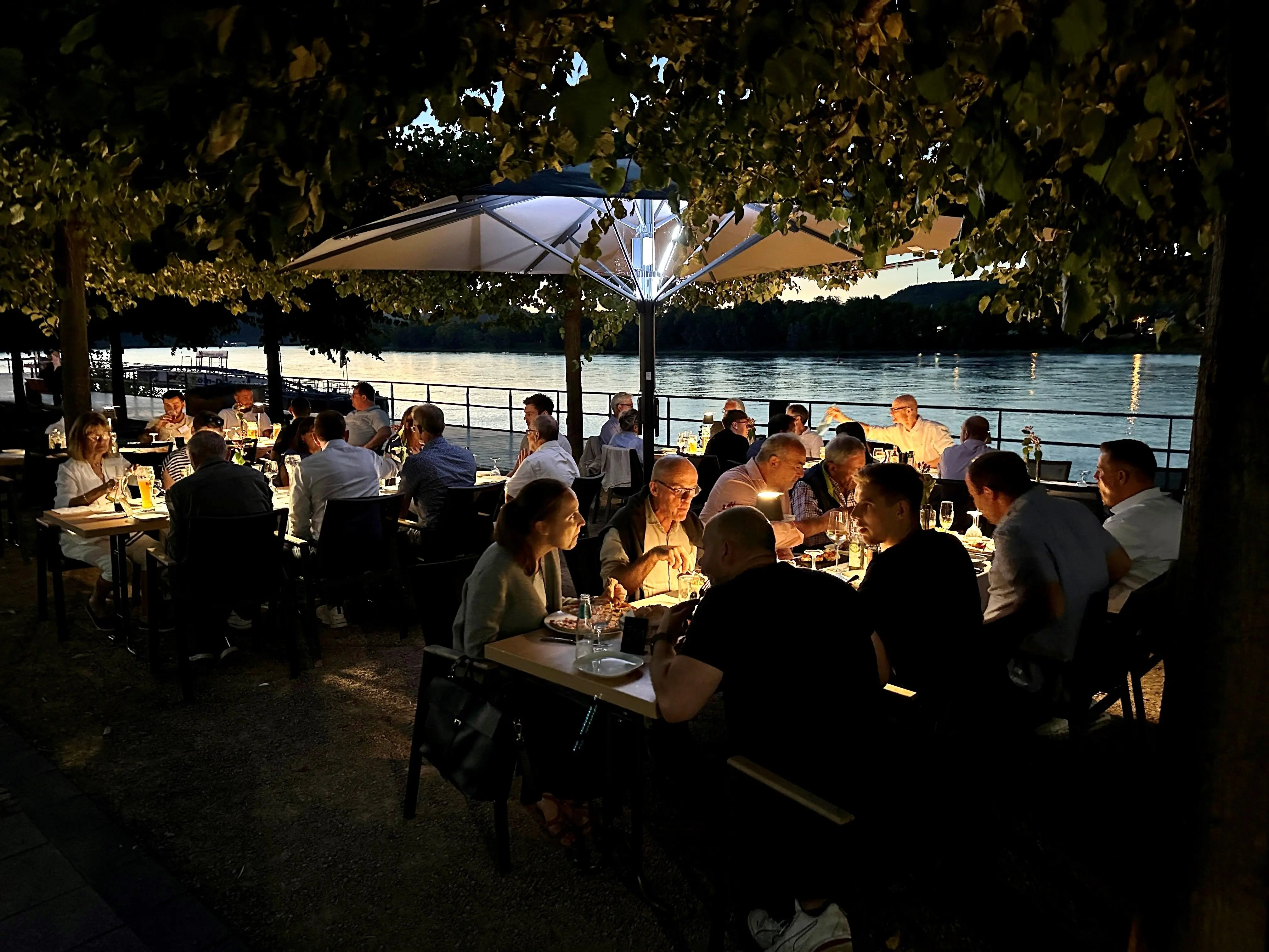 Gemeinsames Abendessen an der Rheinpromenade